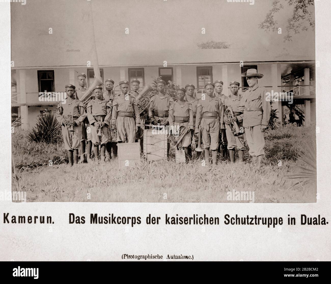 Das Musikcorps (aus Einheimischen) der deutschen Kaiserlichen Schutztruppe in Duala, einer Stadt der deutschen Kolonie Kamerun. Das Bild ist undatiert. Stockfoto