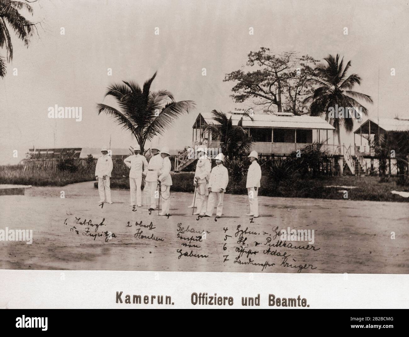 Abbildung: Deutsche Offiziere und Beamte in der deutschen Kolonie Kamerun. Stockfoto