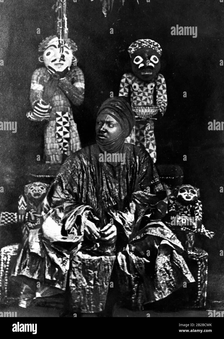 Der König von Kamerun, König Joja von Bamum, wird auf seinem Thron fotografiert. Stockfoto