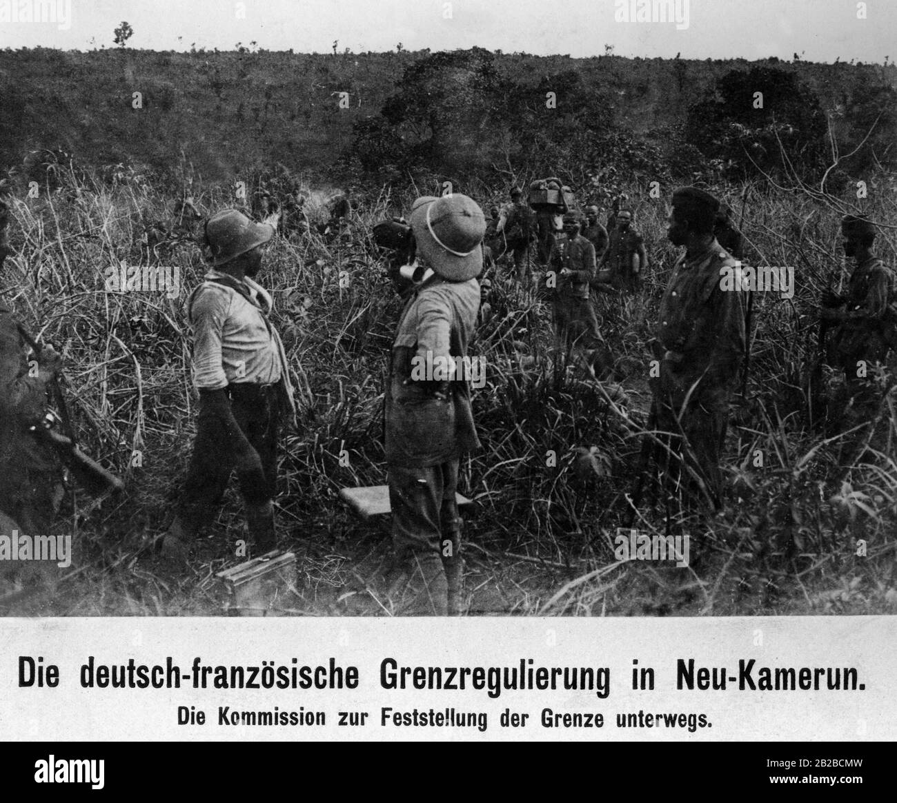 Die deutsch-französische Kommission in der deutschen Kolonie Kamerun auf dem Weg, die Grenze zwischen der deutschen Kolonie Kamerun und der französischen Kolonie Kongo zu bestimmen. Einheimische begleiten sie. Stockfoto