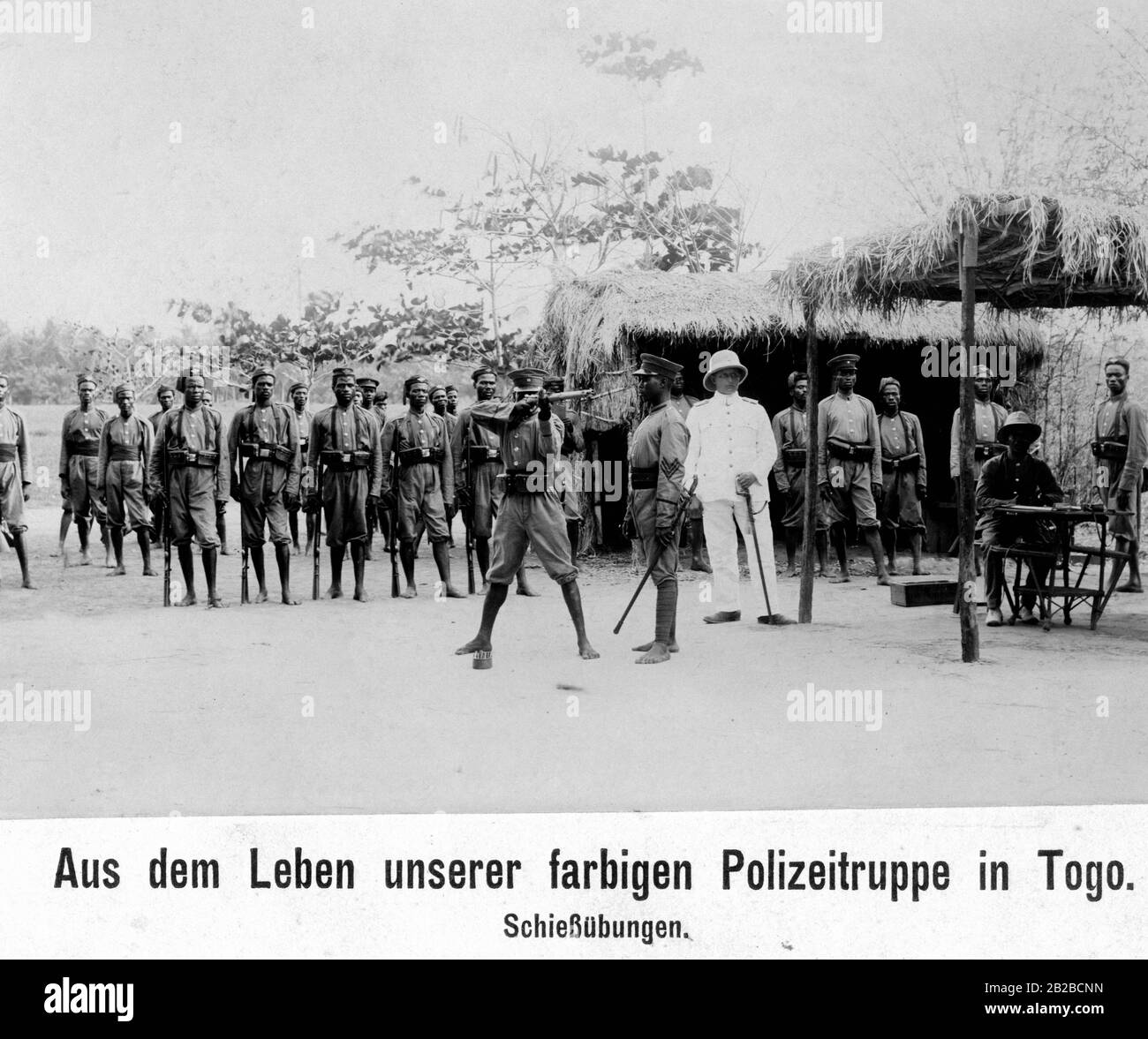 Schussübung auf die Polizeieinheit in der deutschen Kolonie Togoland unter der Leitung eines deutschen Kolonialbeamten. Stockfoto