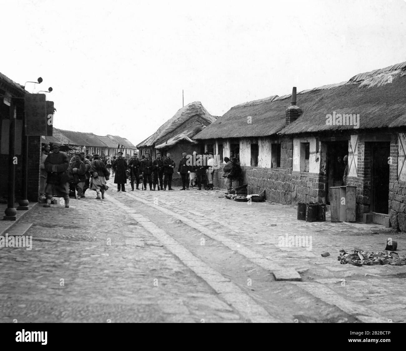 Die damalige Hauptstraße von Tsingtau mit einer deutschen Militärpatrouille. Stockfoto