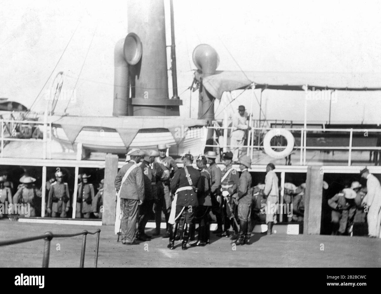 Die Landung deutscher Infanterietruppen in Shanghai am 7. September 1900 zur Niederschlagung des Boxeraufstands. Stockfoto