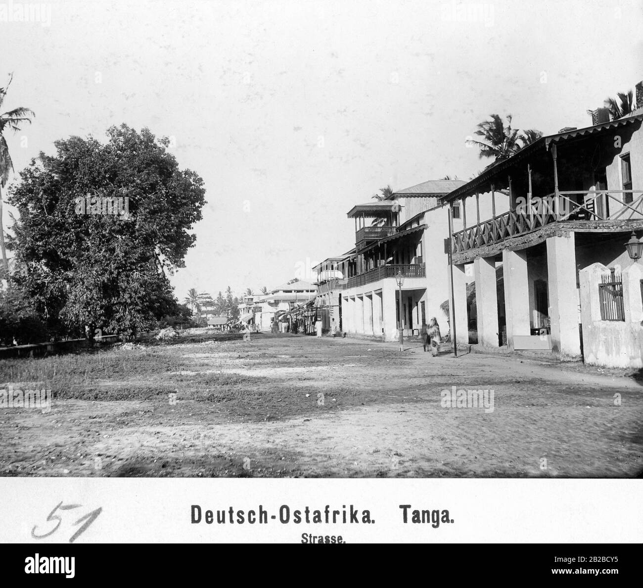 Eine Straße mit Gebäuden in Tanga im deutschen Ostafrika, dem heutigen Tansania. Stockfoto