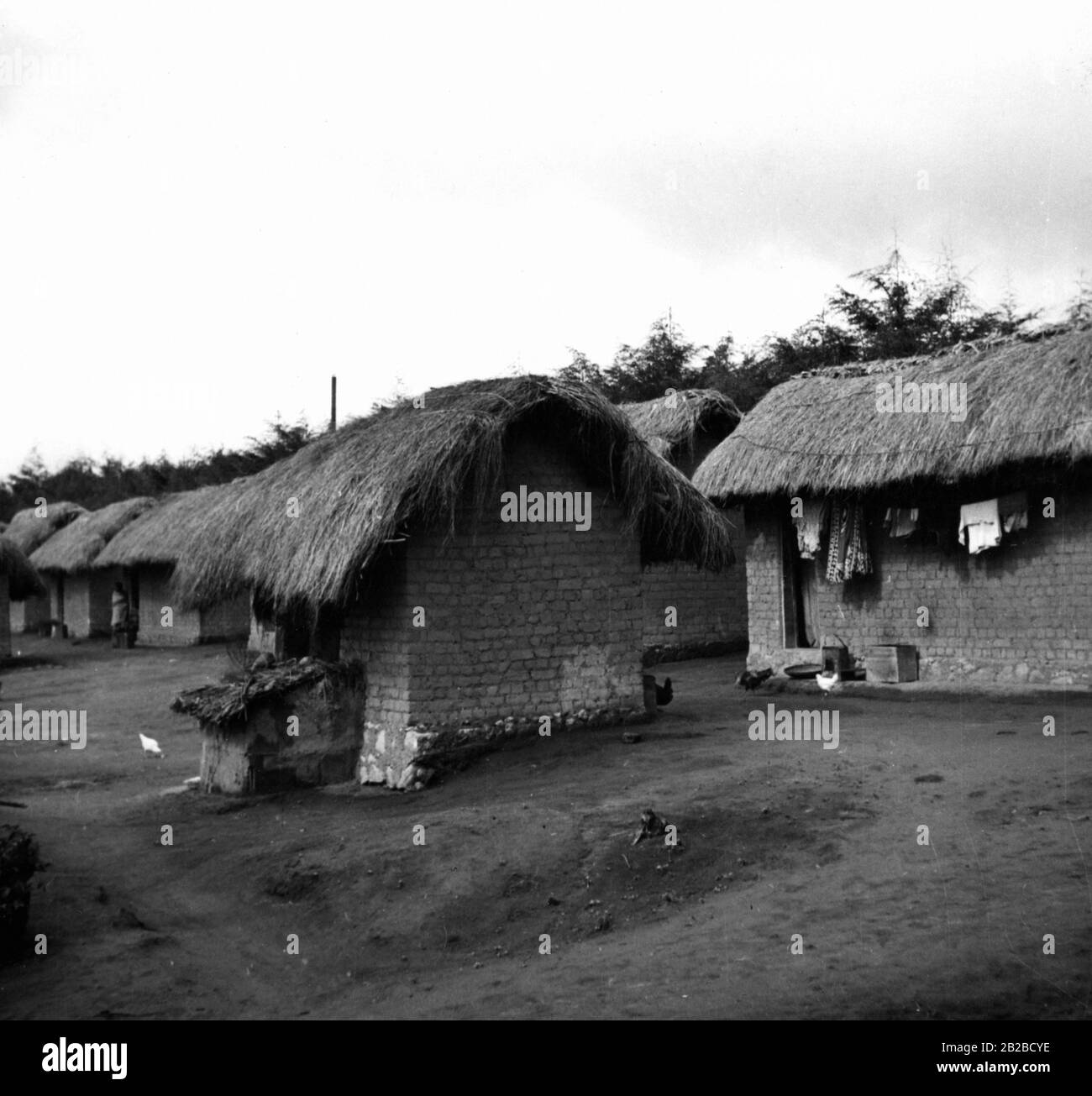 Arbeiterhäuser in der Nähe der Teefabrik in Mufindi im deutschen Ostafrika, das sich heute im Süden Tansanias befindet. Undatiertes Foto. Stockfoto