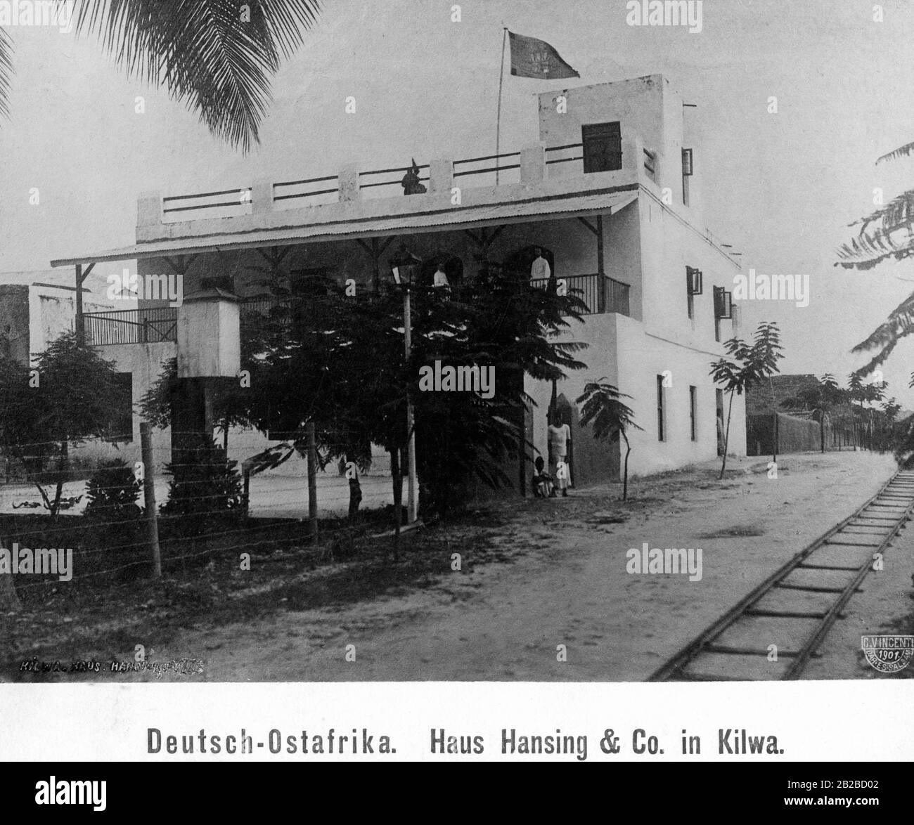 Blick auf das Hansing & Co Gebäude im deutschen Ostafrika, dem heutigen Tansania. Hansing & Co ist ein deutsches Unternehmen, das bis heute existiert. Sie wurde im Jahr 1816 als Handelshaus gegründet und stieg später in das Schiffsgeschäft ein. In der zweiten Hälfte des 19. Jahrhunderts zu einem der führenden Unternehmen in Sansibar und Ostafrika. Stockfoto