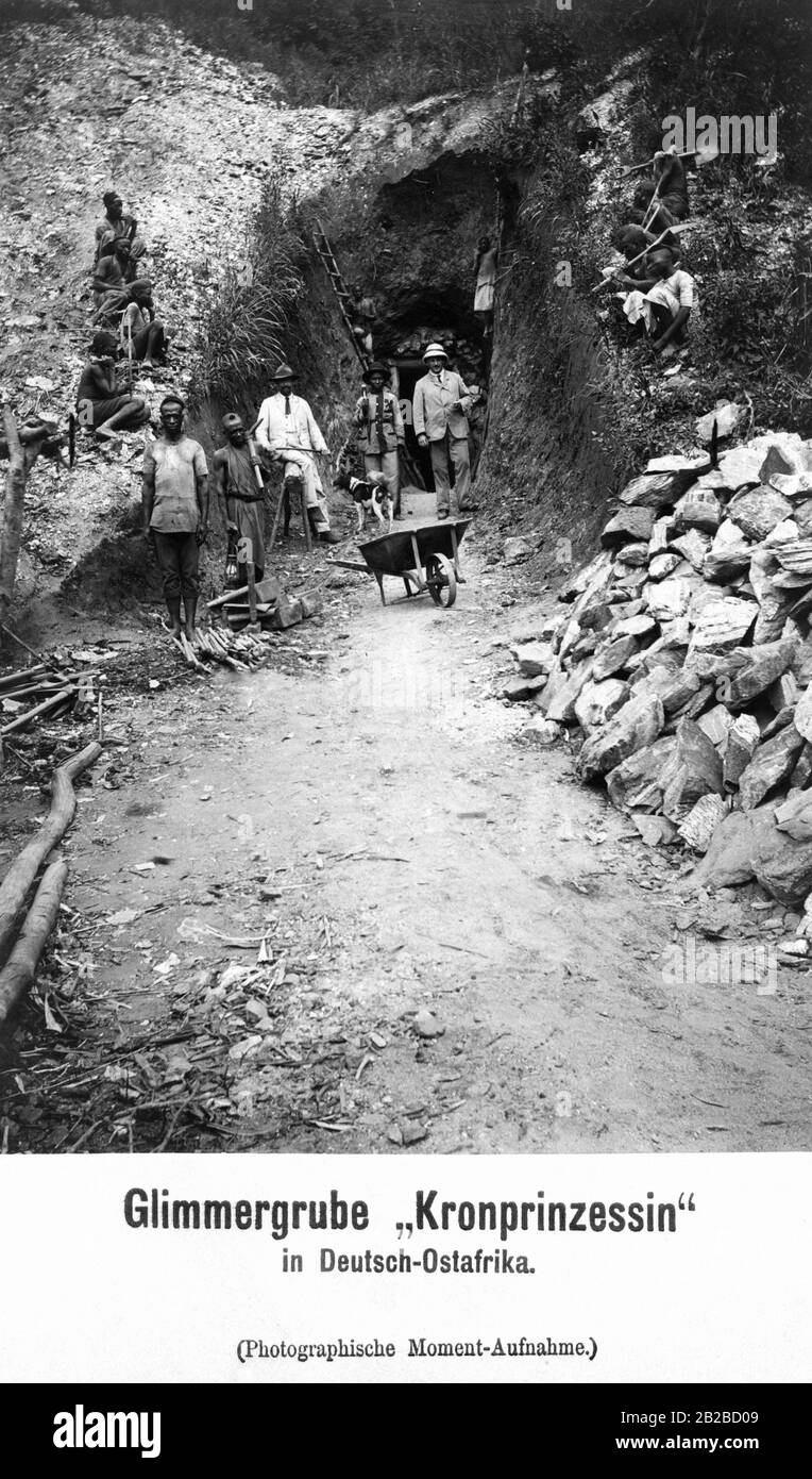Die örtlichen Arbeiter arbeiten unter gefährlichen Umständen in der Glimmermine "Kronprinzessin" in der deutschen Kolonie. Stockfoto