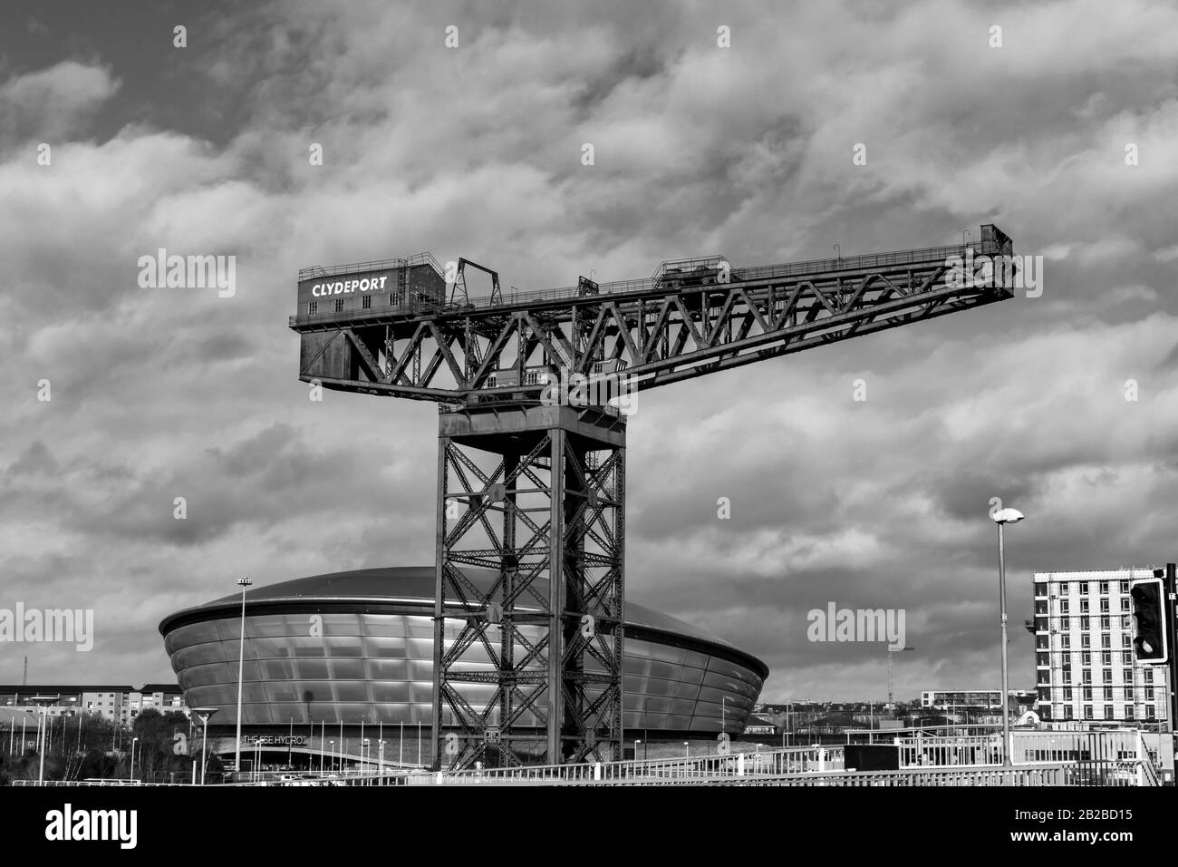 Ein Schwarzweißschuss des Finnieston Crane vor dem SSE Hydro in Glasgow, Schottland Stockfoto