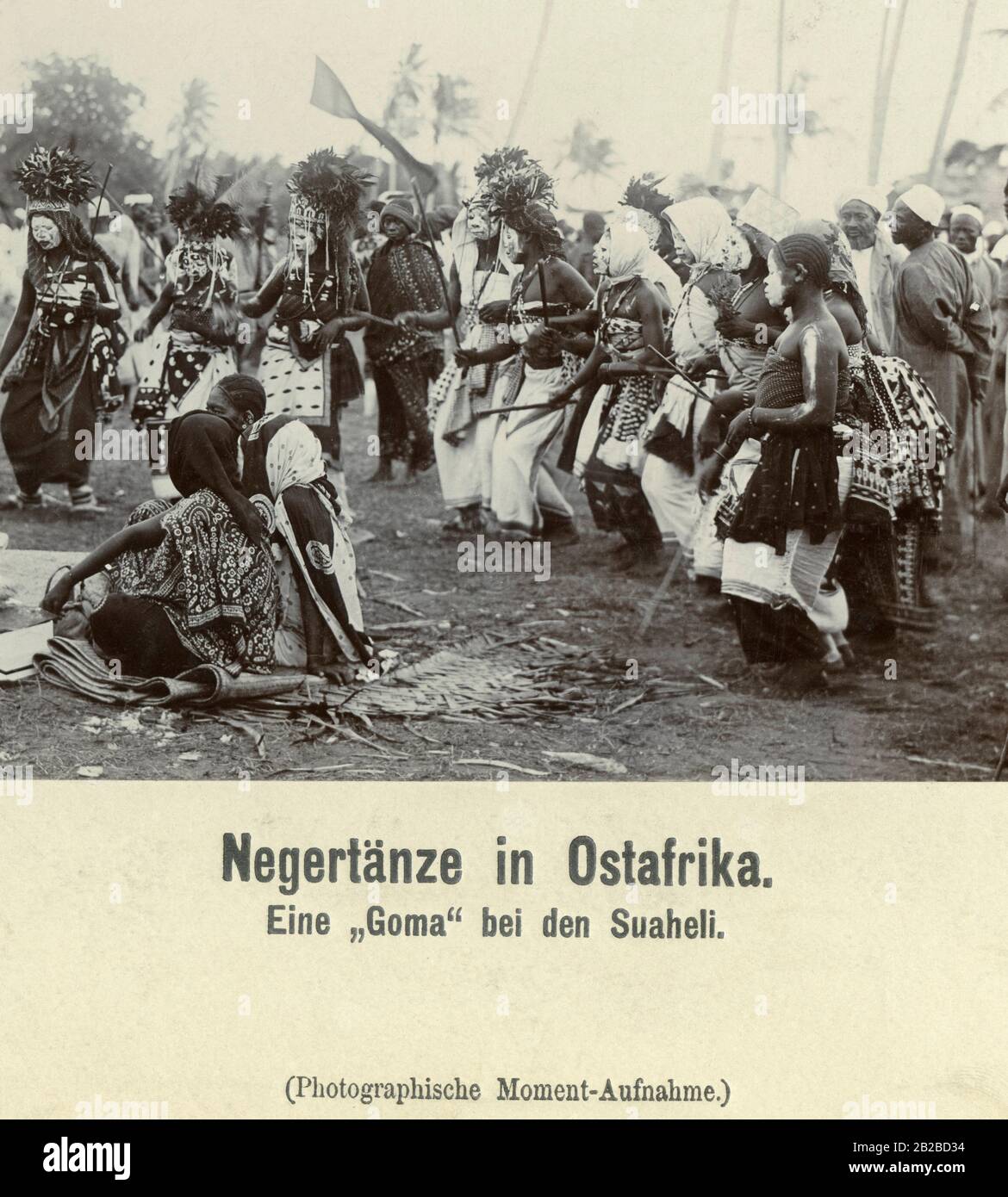 Swahili, Bewohner der Ostküste Afrikas, während ihres traditionellen Tanzes. Das weiße Gesichtsgemälde galt derzeit als Versuch, "nach außen" ähnlich zu den weißen Kolonialherren zu werden. Stockfoto