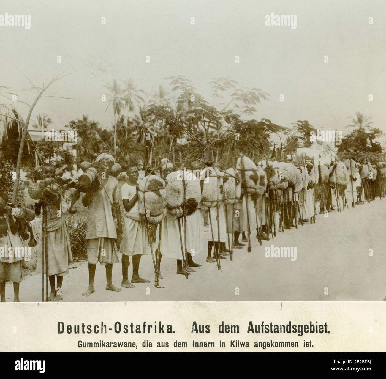 Einheimische Karawane aus dem Hinterland des deutschen Ostafrikas Kilwa, wo es Aufstände gegen die deutsche Kolonialverwaltung gab. Stockfoto