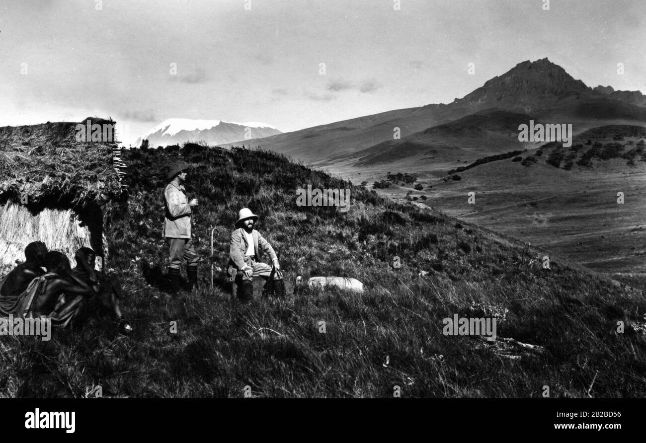 Zwei deutsche Soldaten auf dem Hügel von Bismarck mit Blick auf den Kilimandscharo im deutschen Ostafrika. Das Foto ist undatiert. Stockfoto