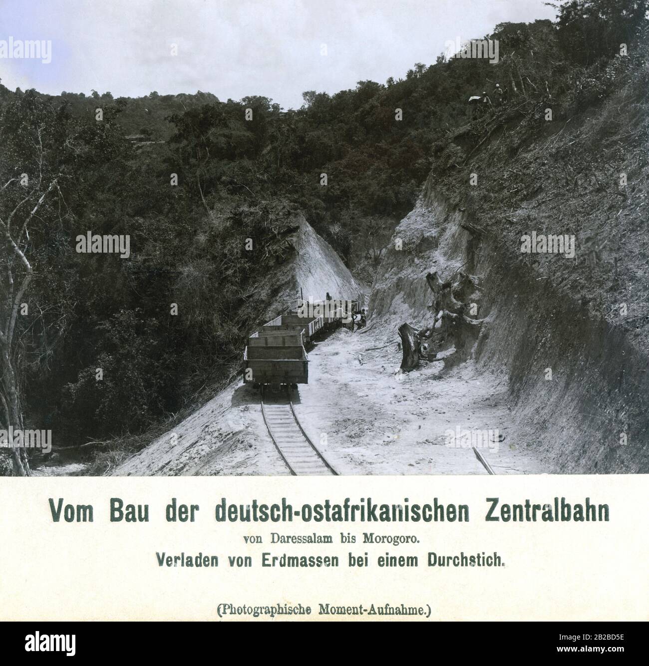 Verladung der Erde auf der Eisenbahnlinie, die zwischen Daressalam und Morogoro gebaut werden soll. Stockfoto