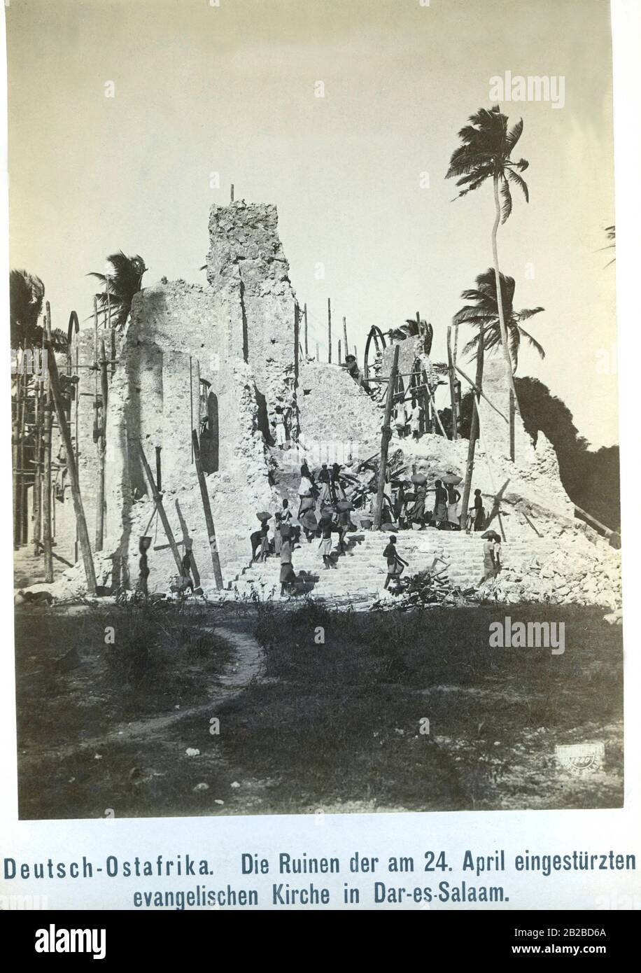 Die Ruinen der eingestürzten evangelischen Kirche in Daressalam im ehemaligen deutschen Ostafrika. Das Foto ist undatiert. Stockfoto