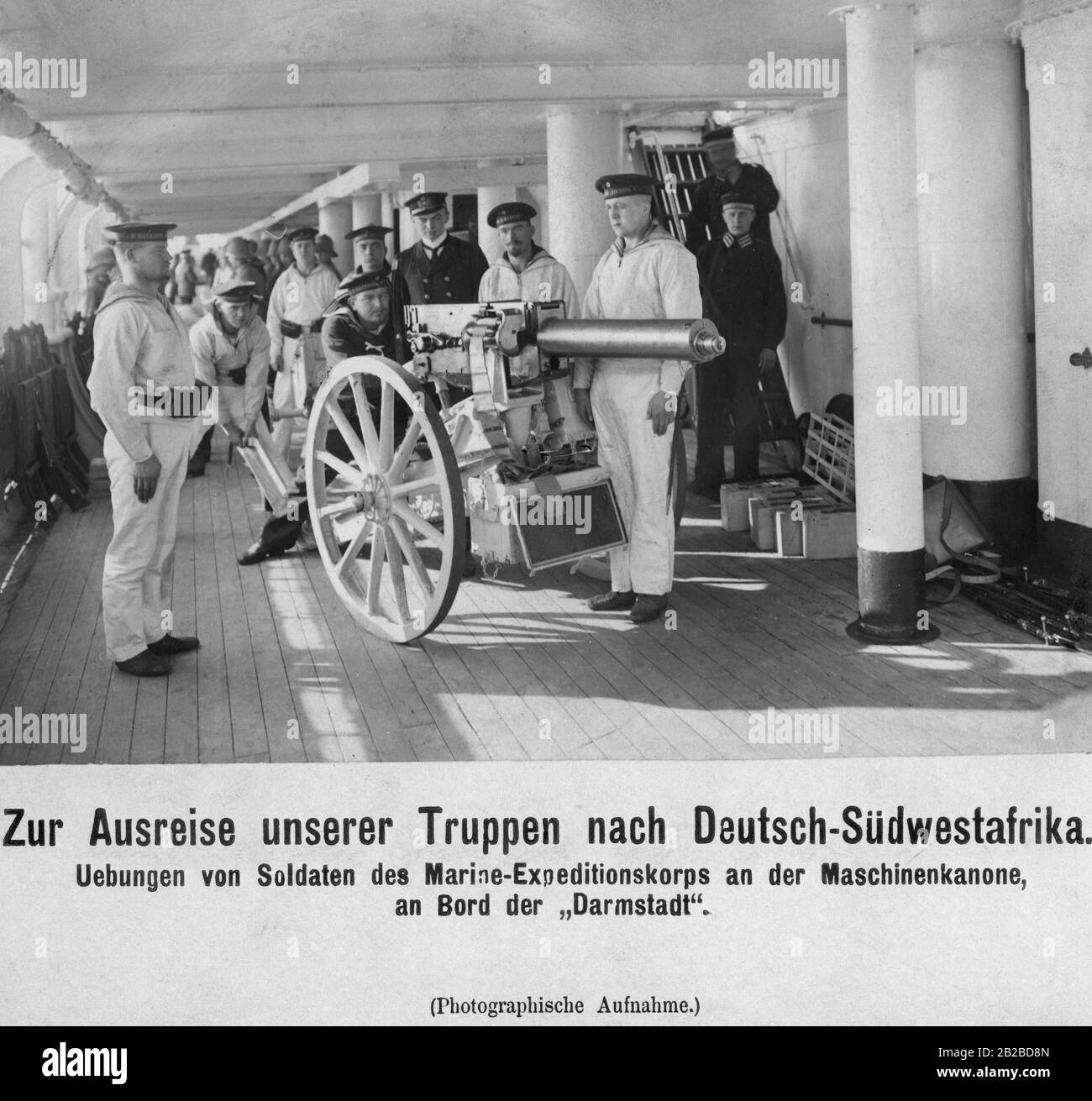 Ausbildung deutscher Soldaten des Marine Expeditionary Corps auf der automatischen Kanone an Bord der "Warmstadt". Sie bereiten sich auf ihre Ausreise ins deutsche Südwestafrika vor, wo sie gegen den aufständischen Herero kämpfen werden. Stockfoto