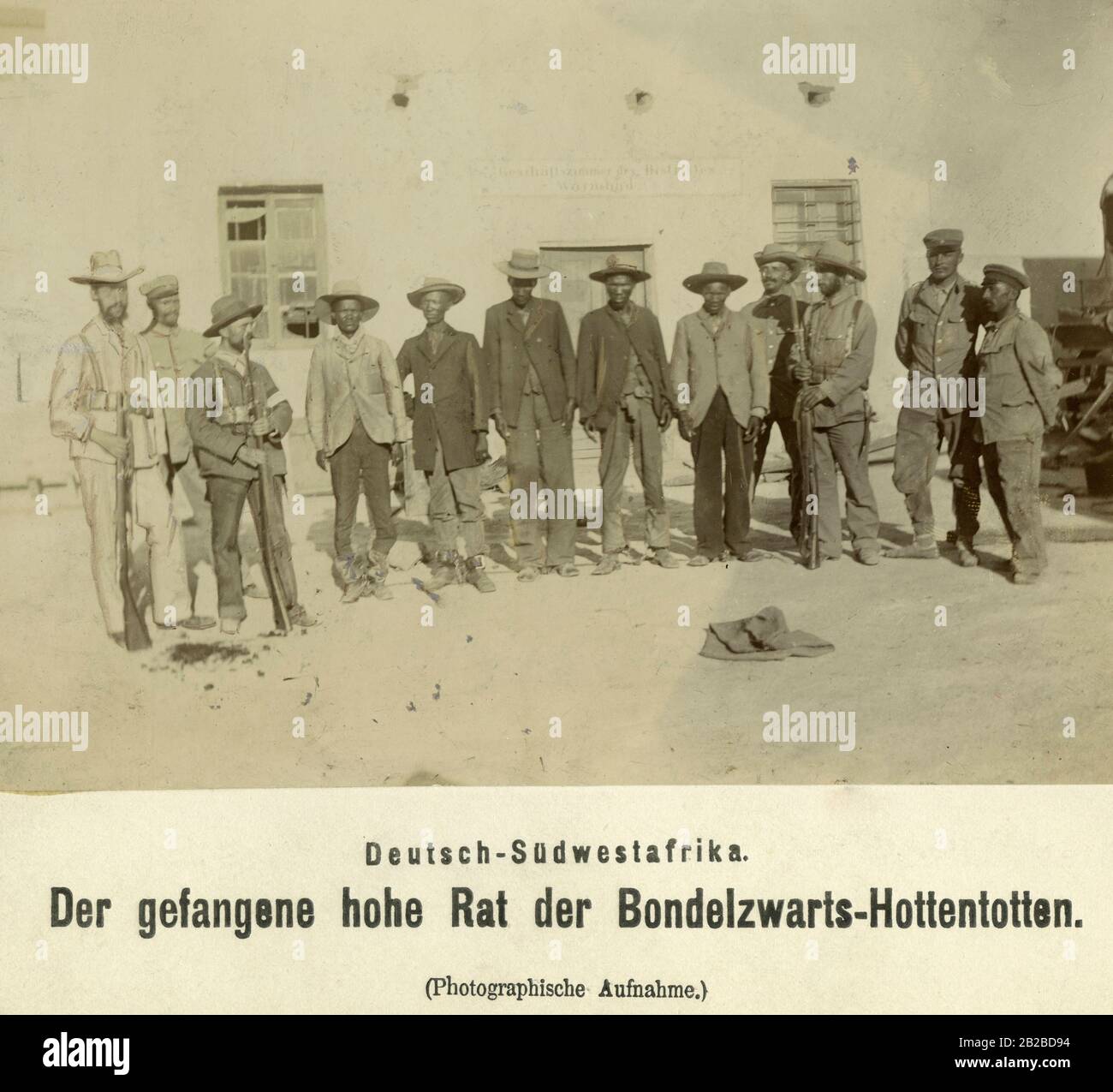 Der gefangengenommene hohe rat aufständischer Einheimischer der Volksgruppe Bondelzwarts gegen die deutsche Besatzung. Stockfoto
