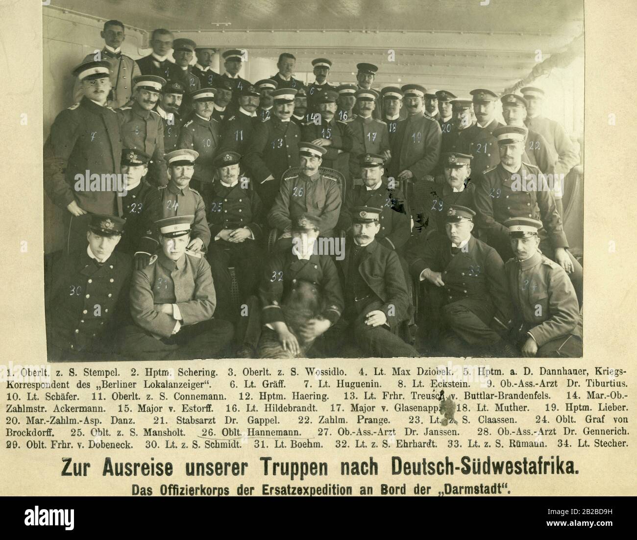 Das Offizierskorps der Ersatzexpedition an Bord der "Charmstatt" bei der Abreise nach Südwestafrika. Hier führten deutsche Truppen einen Krieg gegen die indigene Revolte Hereros. Stockfoto