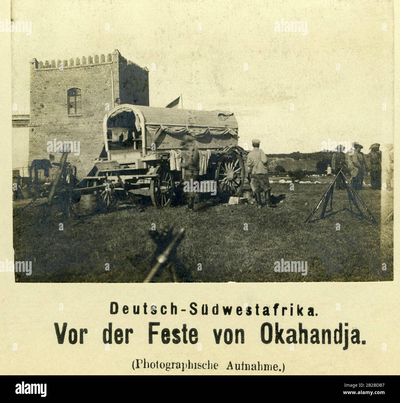 Deutsche Soldaten vor der Festung Okahandja im deutschen Südwestafrika im heutigen Namibia. Stockfoto