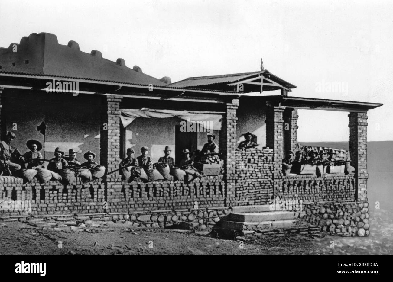 Ein Fort, das von deutschen Soldaten im deutschen Südwestafrika in Verteidigungsstellung gebracht wurde. Sie erwarten einen Angriff der aufständischen Herero-Volksstämme. Stockfoto