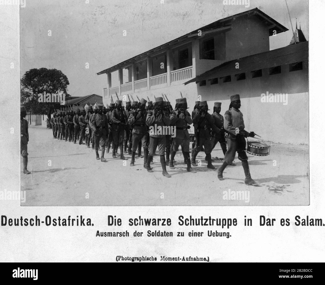 Die Einheimische Truppe deutscher Schutzsoldaten in Daressalam im deutschen Ostafrika. Sie sind auf dem Weg zu einer Übung. Stockfoto