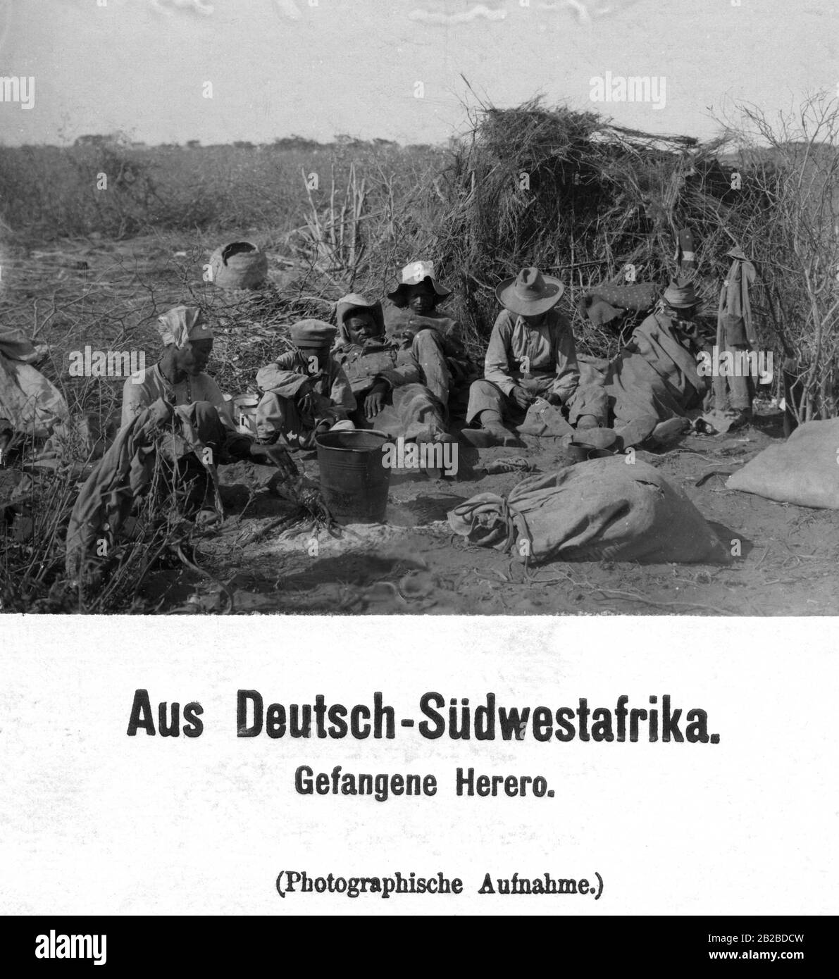 Herero-Kämpfer hielten sich in deutscher Gefangenschaft. Im Jahr 1904/05 waren sie gegen die deutsche Kolonialherrschaft aufgestiegen. Sofern sie nicht erschossen wurden, wurden sie vom Oberbefehl auf eine Sträflingsinsel vor der Küste deportiert, wo die meisten von ihnen an Hunger oder Krankheiten starben. Stockfoto