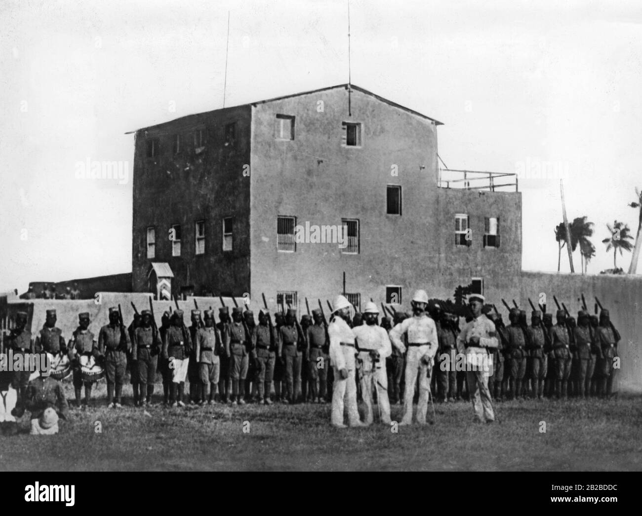 Ein sudanesisches Unternehmen vor dem deutschen Sender Bagamoyo in Deutsch Ostafrika. Nachdem der deutsche Offizier Hermann von Wissmann die arabische Revolte in Ostafrika niedergeschlagen hatte, blieb er Kommandeur der Schutztruppe. Stockfoto