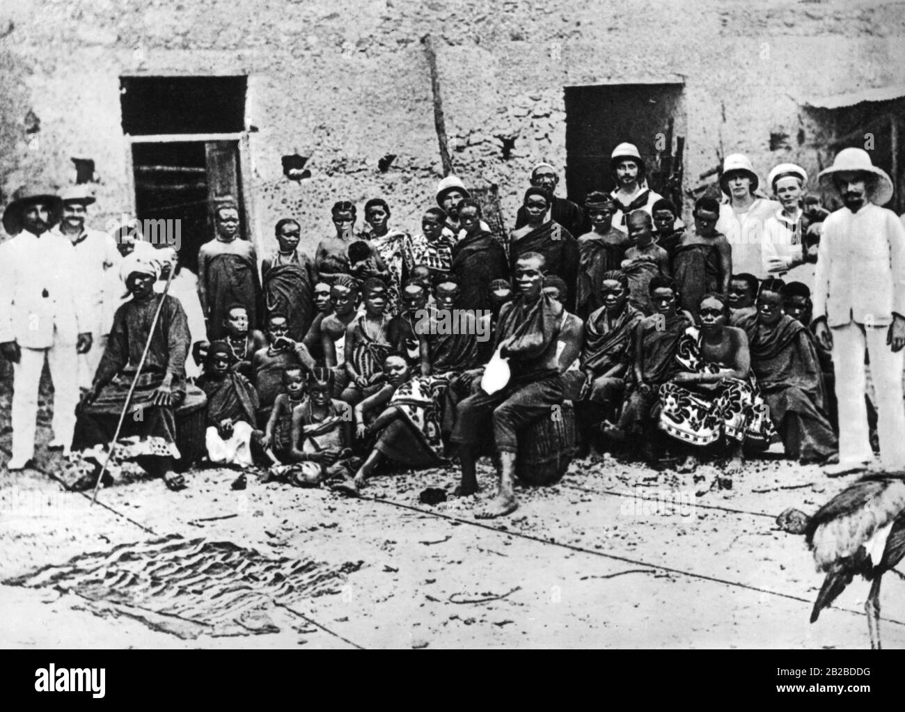 Der Anführer des arabischen Aufstands gegen die deutsche Kolonialverwaltung in Ostafrika Abushiri IBN Salim al-Harthi, genannt Buschiri, hatte als Abschreckung beide Hände eines gefangenen deutschfreundlichen Askari-Kämpfers abgeschnitten. Er sitzt mitten auf dem Bild mit Bandelarmen zwischen Askari-Frauen und deutschen Matrosen. Stockfoto