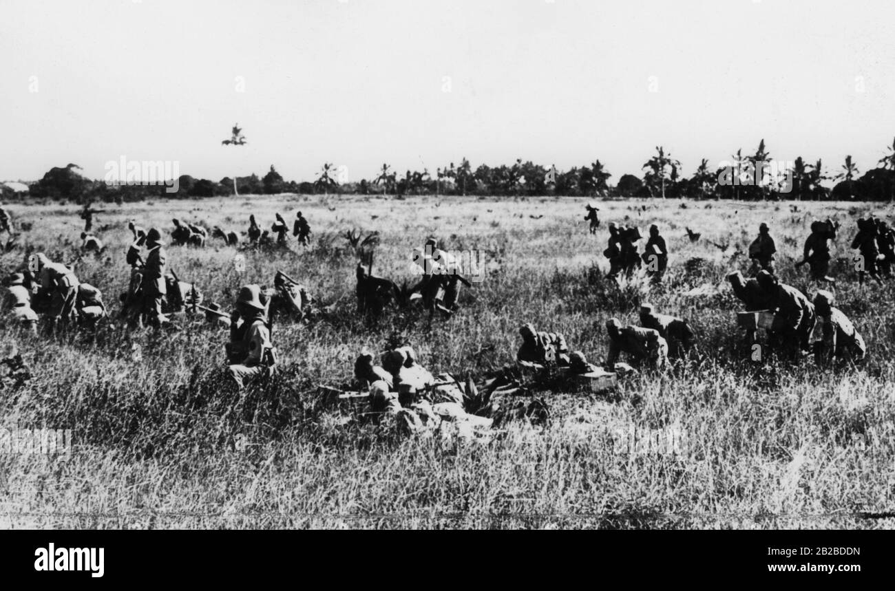 Das Landungscorps der "Koenigsberg" und der Schutztruppen-Abteilung greifen gegen feindliche Stellungen in Deutschostafrika vor. Das Foto ist undatiert. Stockfoto