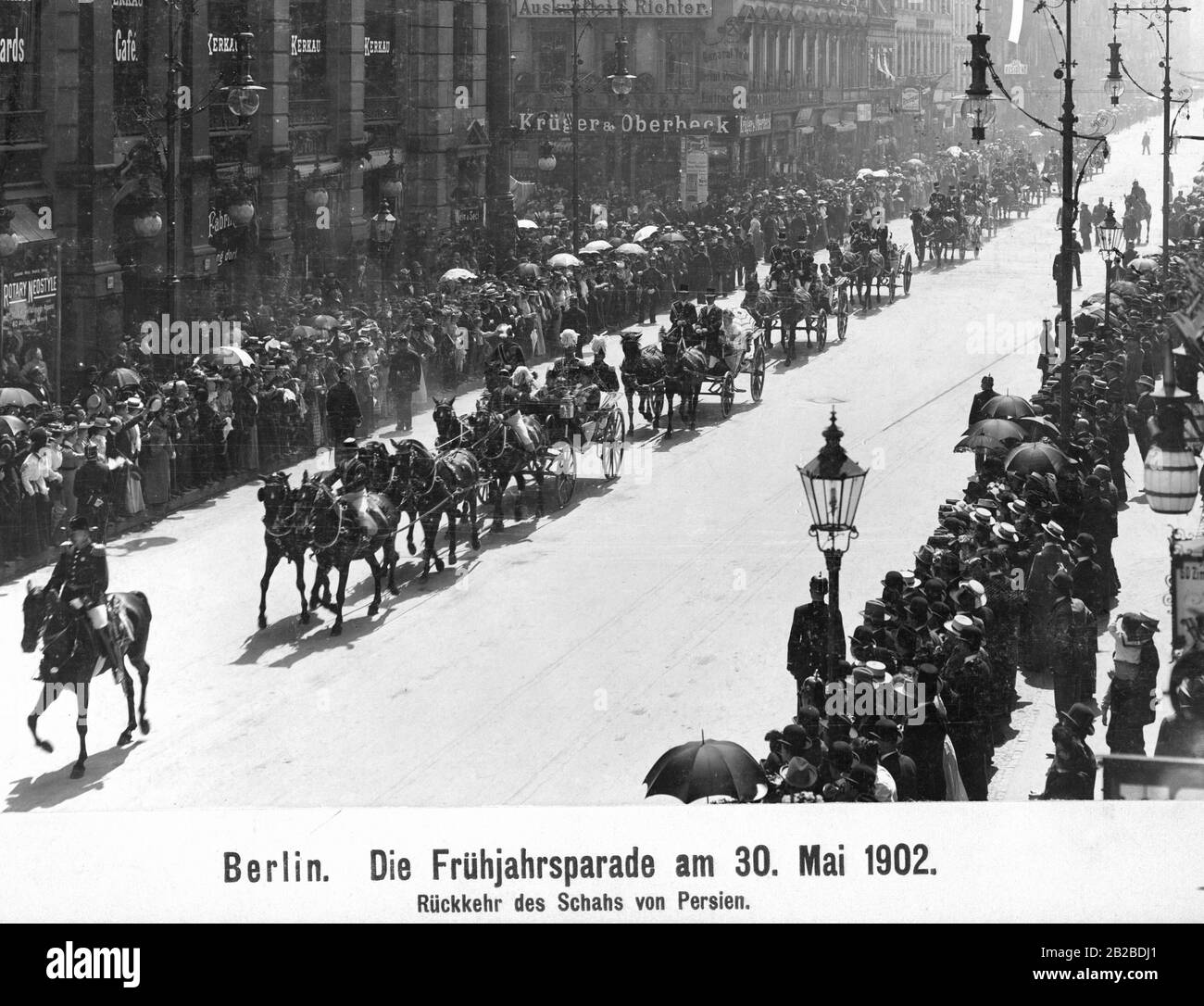 Rückkehr der Kutschen des Schahs von Persien, Mozaffar ad-Din Schah Qajar, von der Frühlingsparade am 30. Mai 1902 durch die Friedrichsstraße in Berlin. Stockfoto