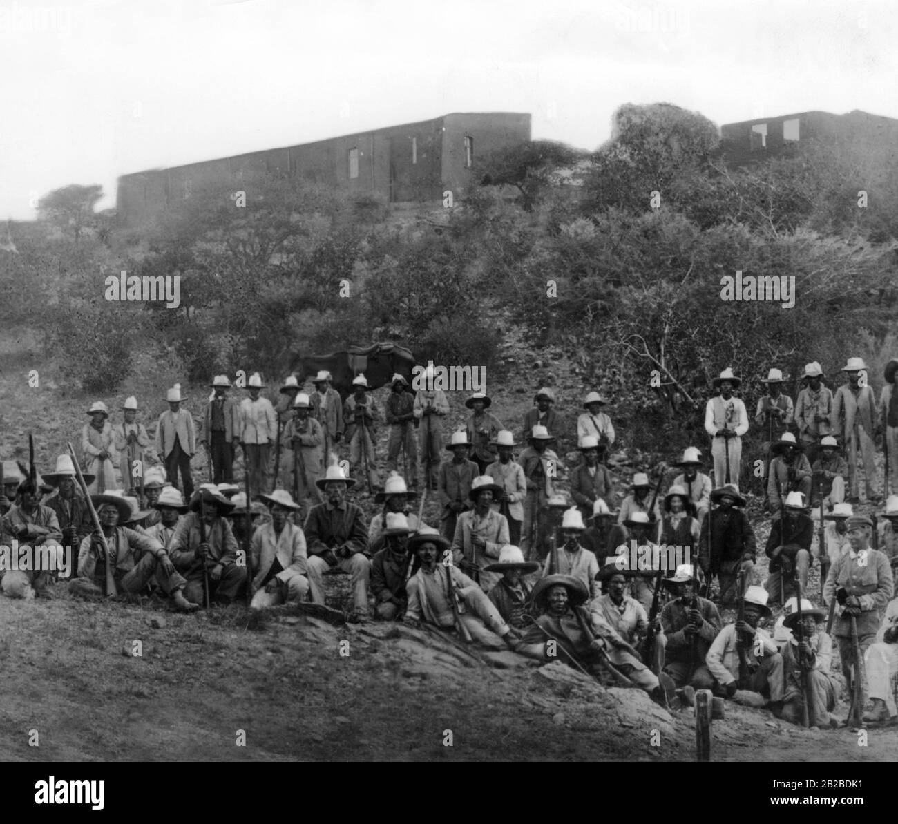 Das Bild zeigt den Großmeister der Hottentotten Hendrik Witbooi mit seinen sogenannten Orlog-Männern, die gegen die deutschen Schutztruppen kämpften. Orlog-Männer sind die Krieger der Hottentotten im deutschen Südwestafrika. Stockfoto