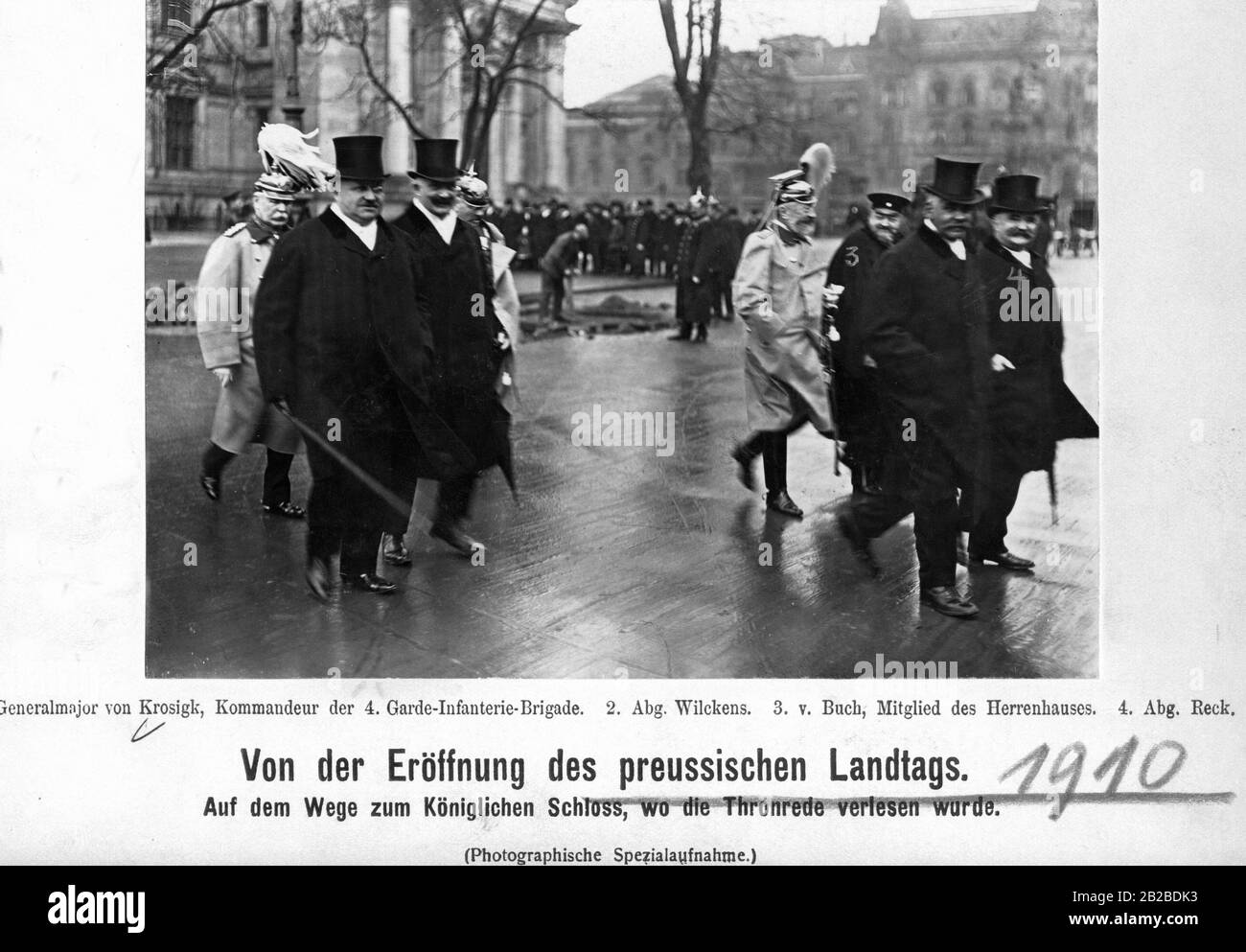 Geladene Gäste auf dem Weg vom Dom zum Königspalast in Potsdam, wo die Thronrede gelesen und der preußische Landtag offiziell eröffnet wird. Von links nach rechts: Der Kommandeur der 4. Garde-Infanterie-Brigade Major General Hermann von Krosignk, der Stellvertreter Fritz Leberecht Wilckens, Mitglied des Oberhauses von Buch und der Mitglied- und Grundbesitzer Hermann Reck. Stockfoto