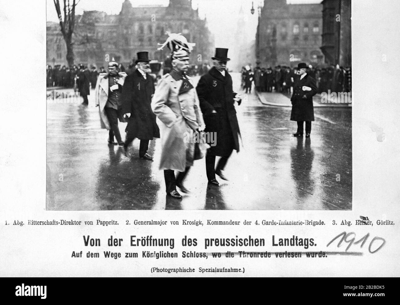 Geladene Gäste auf dem Weg vom Dom zum Königspalast in Potsdam, wo die Thronrede gelesen und der preußische Landtag offiziell eröffnet wird. Von links nach rechts stellvertretender Ritterschaftsdirektor Günther von Pappritz (1), Kommandeur der 4. Garde-Infanterie-Brigade Major General Hermann von Krosignk (2) und Stellvertreter Reiner Goerlitz (3). Stockfoto