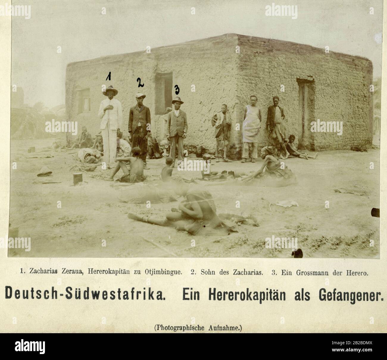 Drei gefangene Herero-Kämpfer, die sich gegen die deutsche Kolonialverwaltung gestellt haben. Von links nach rechts Zacharias Zeraua, der Herero-Kapitän von Otjimbinue, sein Sohn und der Anführer der Herero. Stockfoto