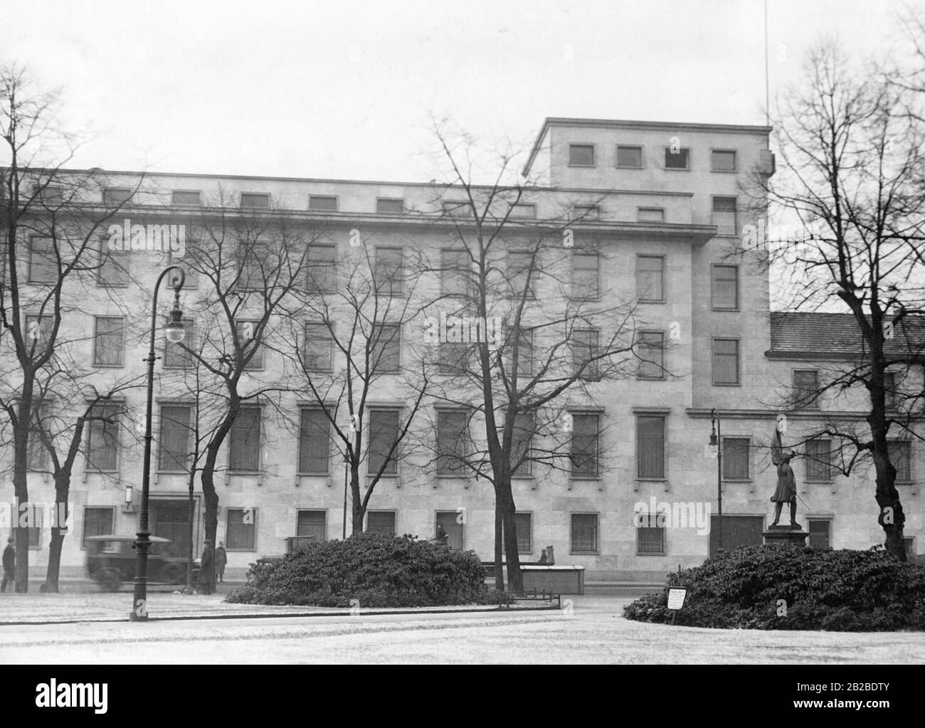 Außenansicht der Erweiterung der Berliner Staatskanzlei. Rechts vor der Staatskanzlei steht ein Denkmal für den preussischen Feldmarschall Jakob Keith. Stockfoto