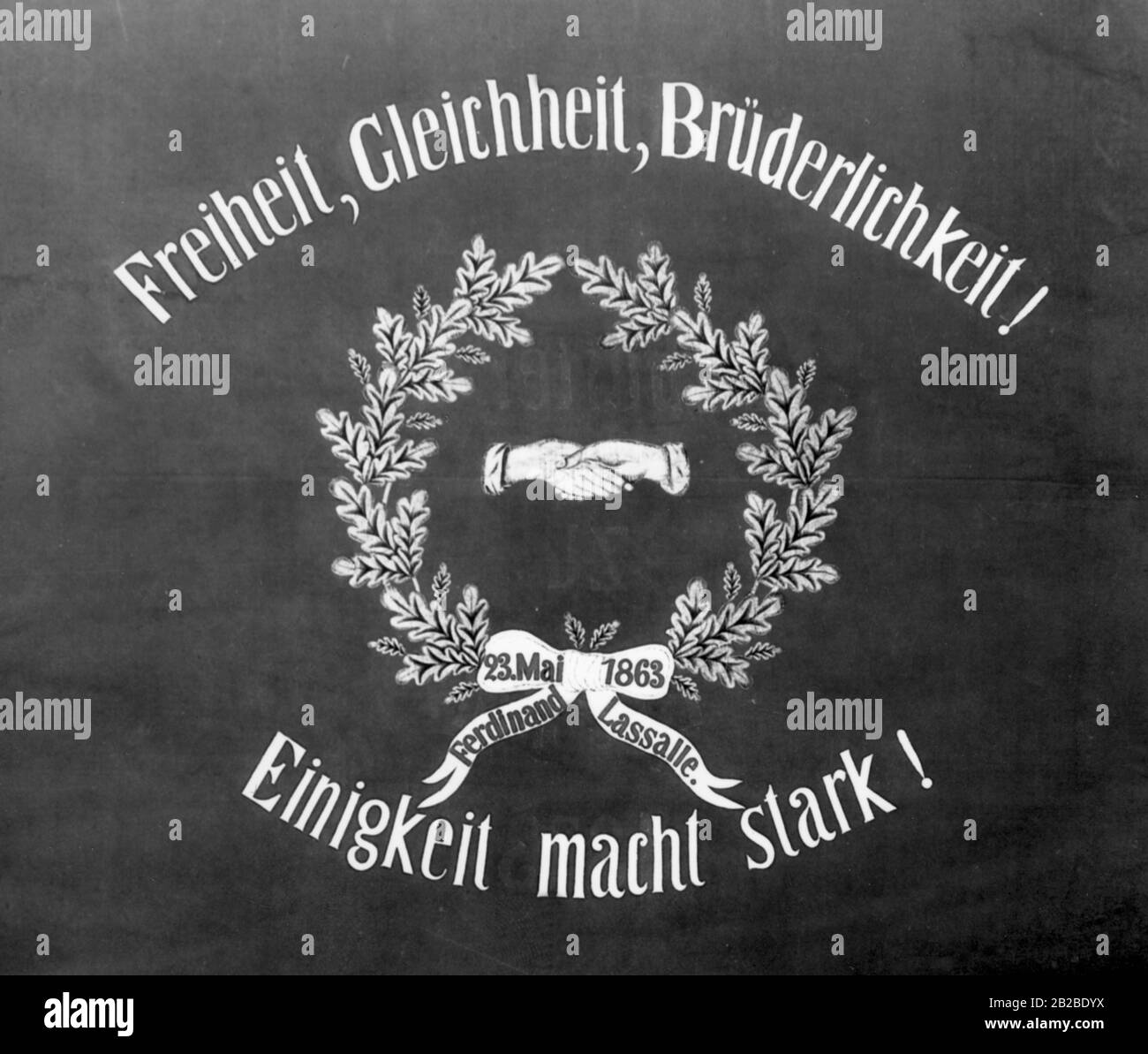 Auf dem Traditionsbanner steht das Motto der SPD. Die Fahne stammt von der Breslauer Parteiorganisation. Undatiertes Bild. Stockfoto