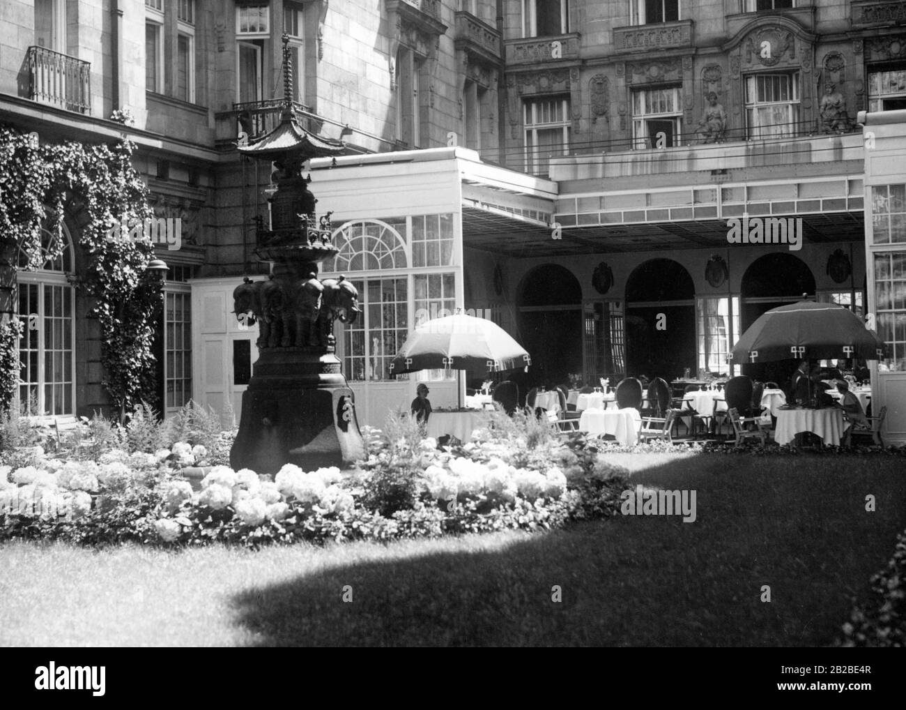 Garten und Terrasse des Hotels Adlon in Berlin. Stockfoto