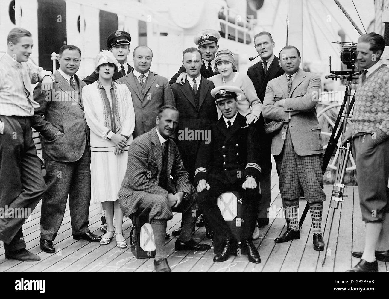 Der Regisseur Georg Jacoby mit seinem Team bei einer Schießerei auf einem Schiff. Undatiertes Foto, wahrscheinlich aus den 1930er Jahren. Stockfoto