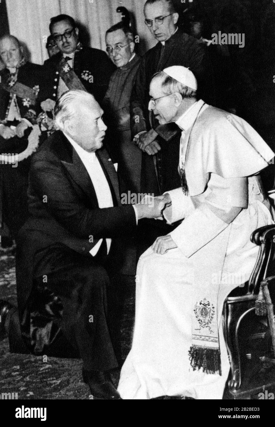 Myron Tyler, der persönliche Vertreter des US-Präsidenten beim Heiligen Stuhl, während seiner ersten Audienz bei Papst PiusII. In Rom im Februar 1940. Stockfoto