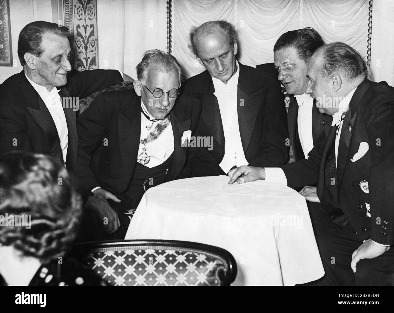 Dirigent Wilhelm Furtwängler (Mitte), Hans Pfitzner (zweiter von rechts) und deutscher Reichminister Walter Funk (rechts) bei einem Empfang im Hotel Adlon in Berlin. Wilhelm Furtwaengler, Deutschland Stockfoto