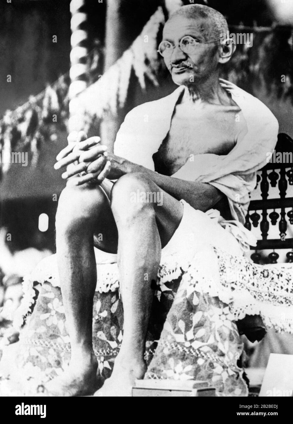 Das Bild von Mahatma Gandhi zeigt ihn mit der Kleidung, die er bei seinem Besuch in London tragen wird. Zu seinen Lebenszeit wurde Gandhi mehrmals für den Friedensnobelpreis nominiert. Stockfoto