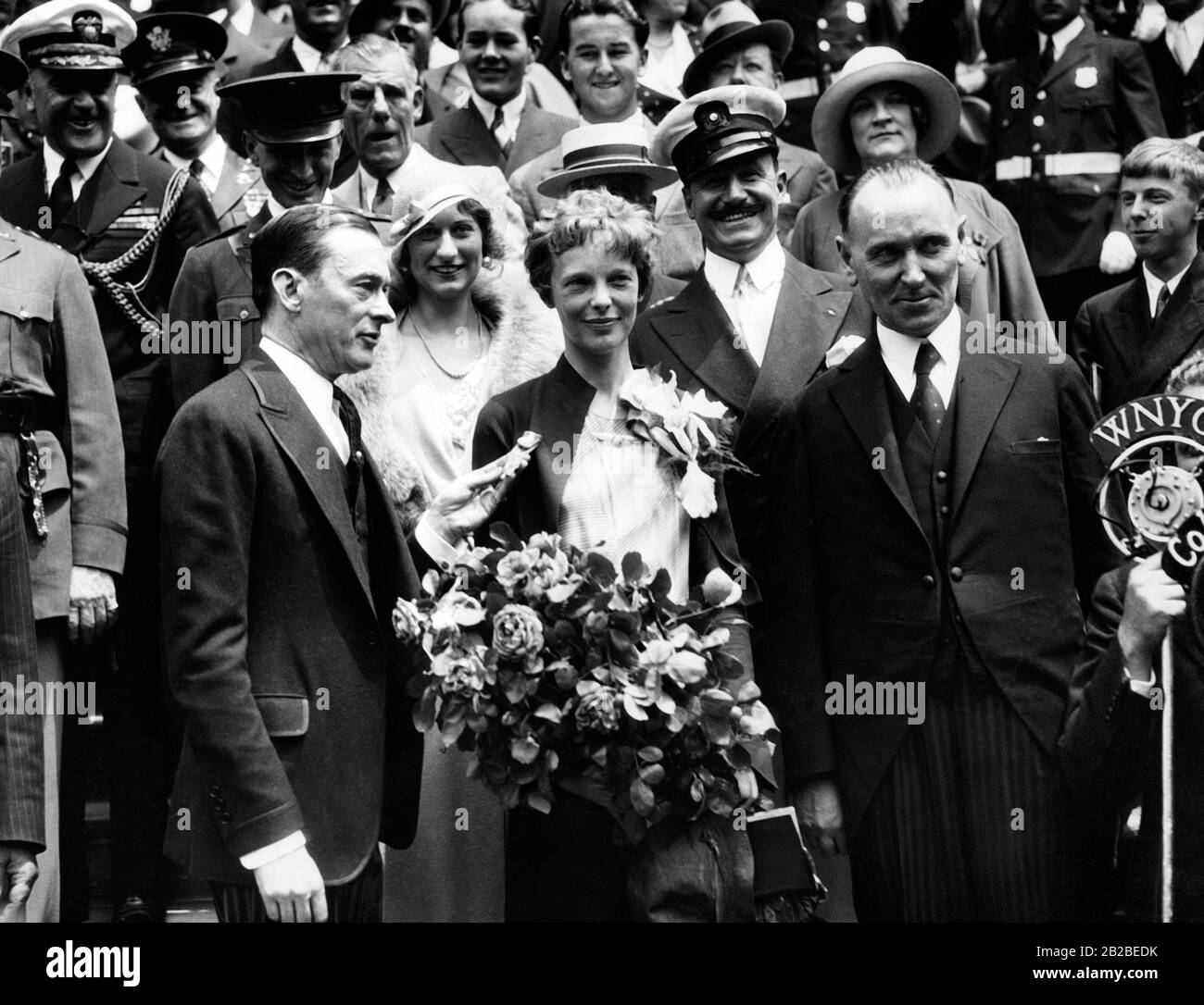 Amelia Earhart wird im Rathaus von New York von Bürgermeister James J. Walker (links) und dem irischen Gesandten Michael Macwhite begrüßt, nachdem sie 1932 von ihrem ersten Transatlantikflug zurückgekehrt war. Stockfoto