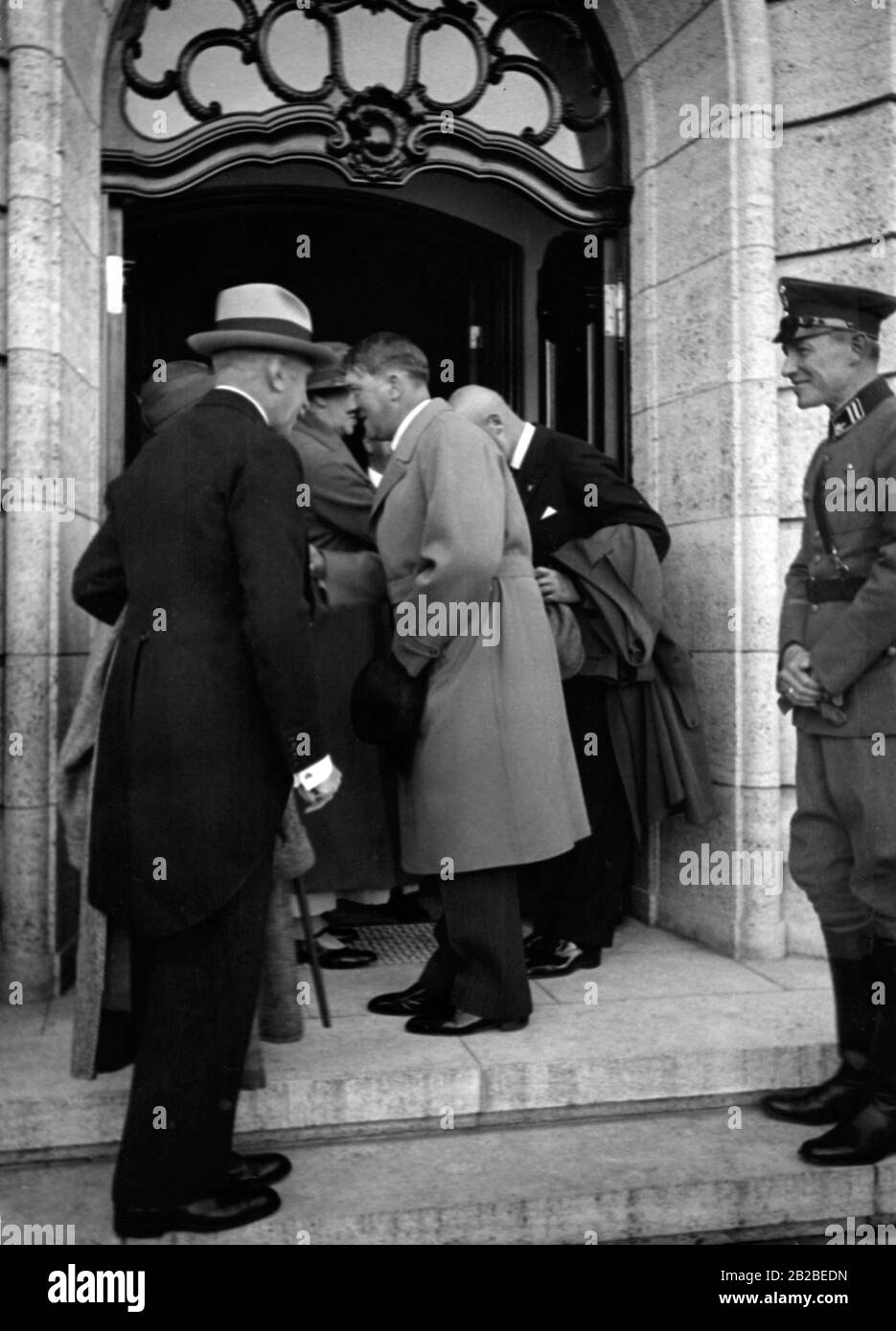 Adolf Hitler und Vizekanzler Franz von Papen (links) am Eingang des Neudeck-Gutes im ehemaligen Ostpreussen. Gut Neudeck war bis zu seinem Tod dort im Jahr 1934 im Besitz von Reichspräsident Paul von Hindenburgs. Stockfoto