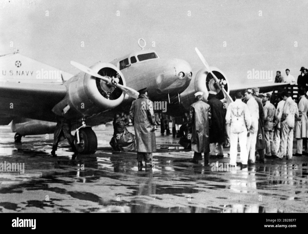Amelia Earharts Flugzeug, eine zweimotorige Lockheed Electra, erhält eine vollständige Überprüfung durch die Crew des Cakland Airport in Amamada, Kalifornien, bevor sie auf ihrem letzten Flug um die Welt absteigt. Stockfoto