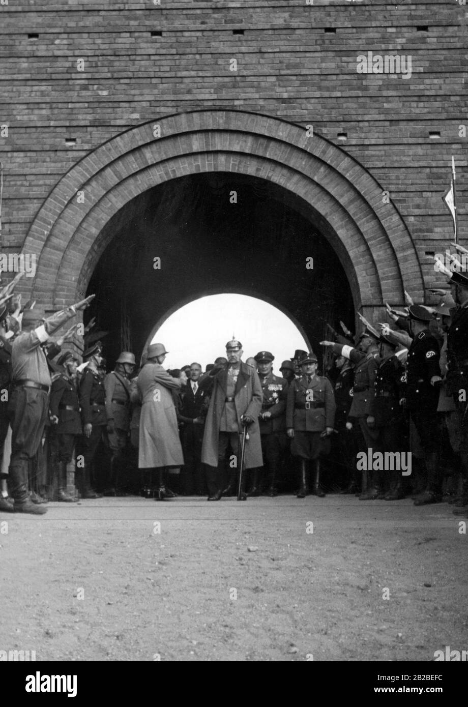 Hindenburgs bei einem Besuch der Gedenkstätte für die Schlacht bei Tannenberg bei Hohenstein in Ostpreussen. Franz von Papen wird hinter sich gelassen. Rechts neben Hermann Göring und Gauleiter Erich Koch. Am Rande stehen SA- und SS-Mitglieder, rechts ein SD-Mitglied mit Armband. Stockfoto