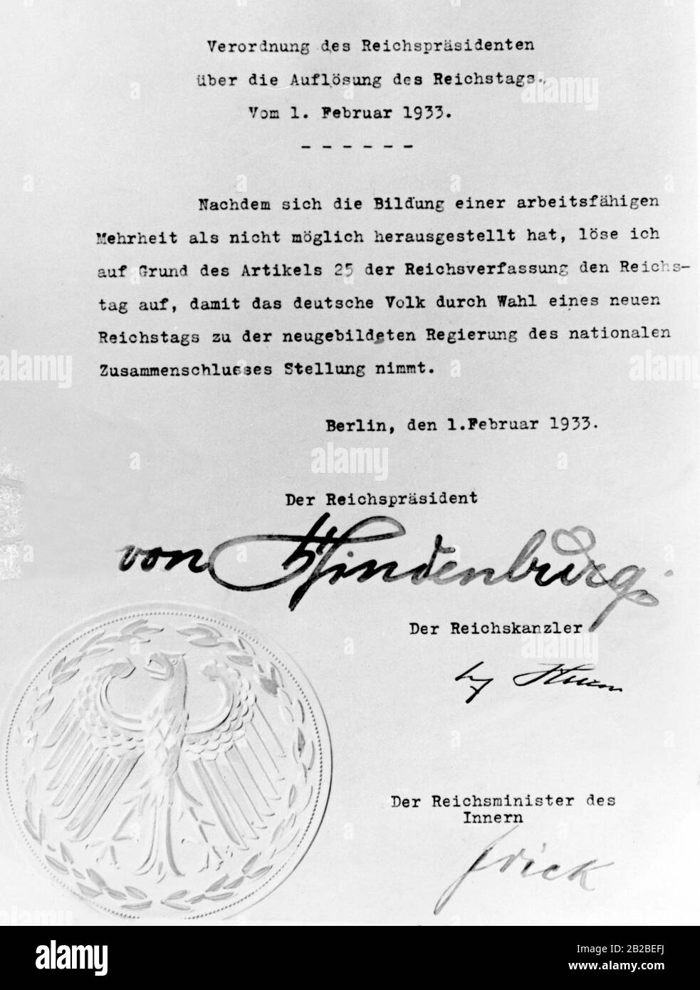 Paul von Hindenburgs löst den Reichstag auf. Dies leitete Hitler ein, der auf einen Wahlsieg und eine Mehrheit bei den Neuwahlen hofft. Unter der Unterschrift von Reichsinnenminister Wilhelm Frick. Stockfoto