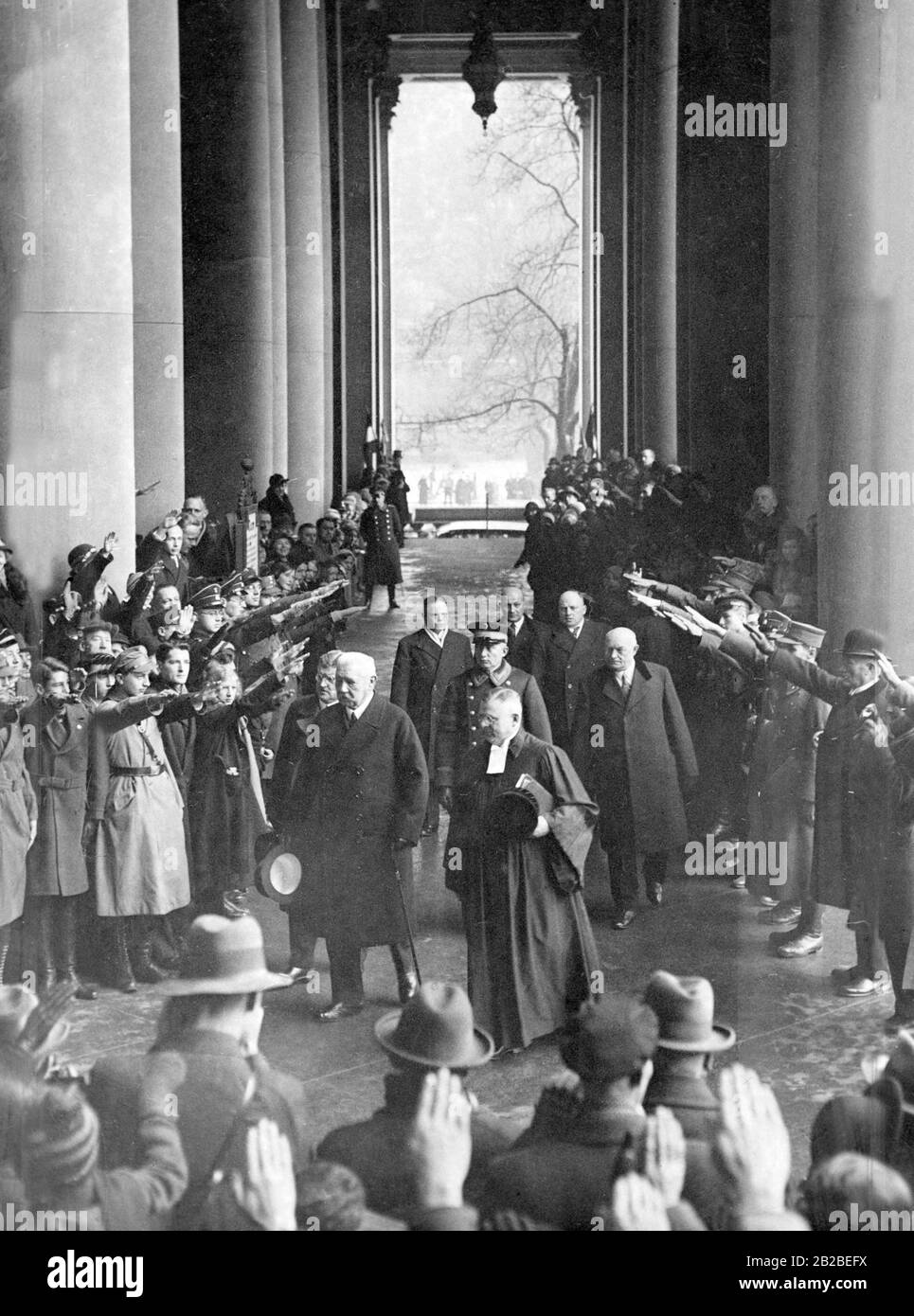 Paul von Hindenburgs bei einem Besuch der Potsdamer Garnisonskirche. Er und seine Gefährten, darunter Otto Meissner (links, leicht verdeckt), werden von einer Menschenmenge empfangen, die den Nazi-Salut ausmache. Hitler ist bereits Reichskanzler. Stockfoto