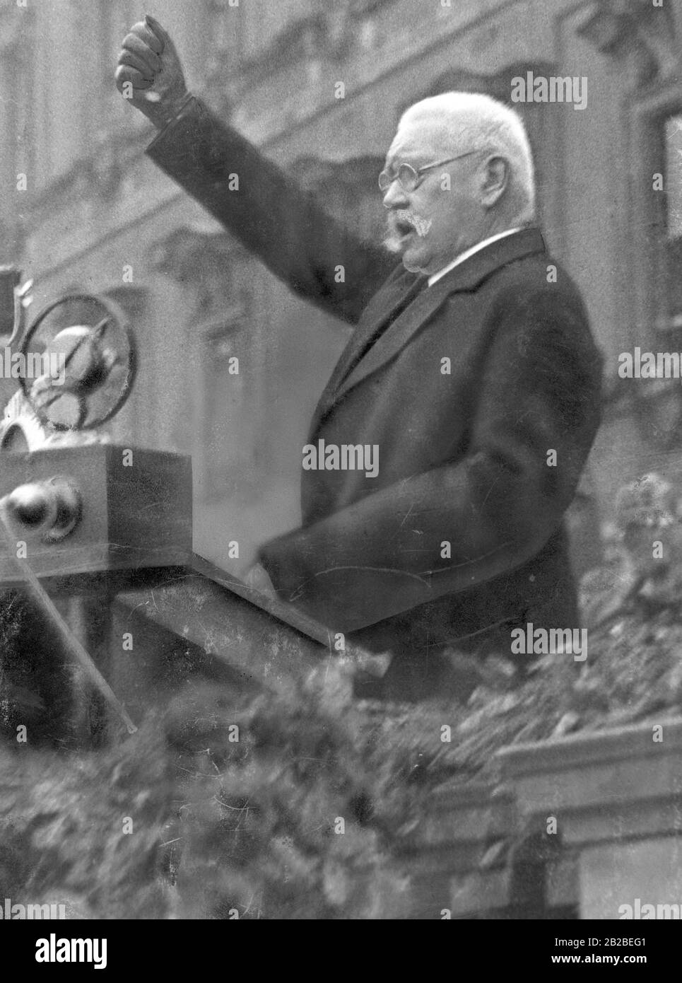 Paul von Hindenburgs letzte Rede vor der deutschen Jugend am 01.05.1933. Während der Rede hebt er seine rechte Hand in eine geklungene Faust. Im Hintergrund der Stadtschloss. Stockfoto