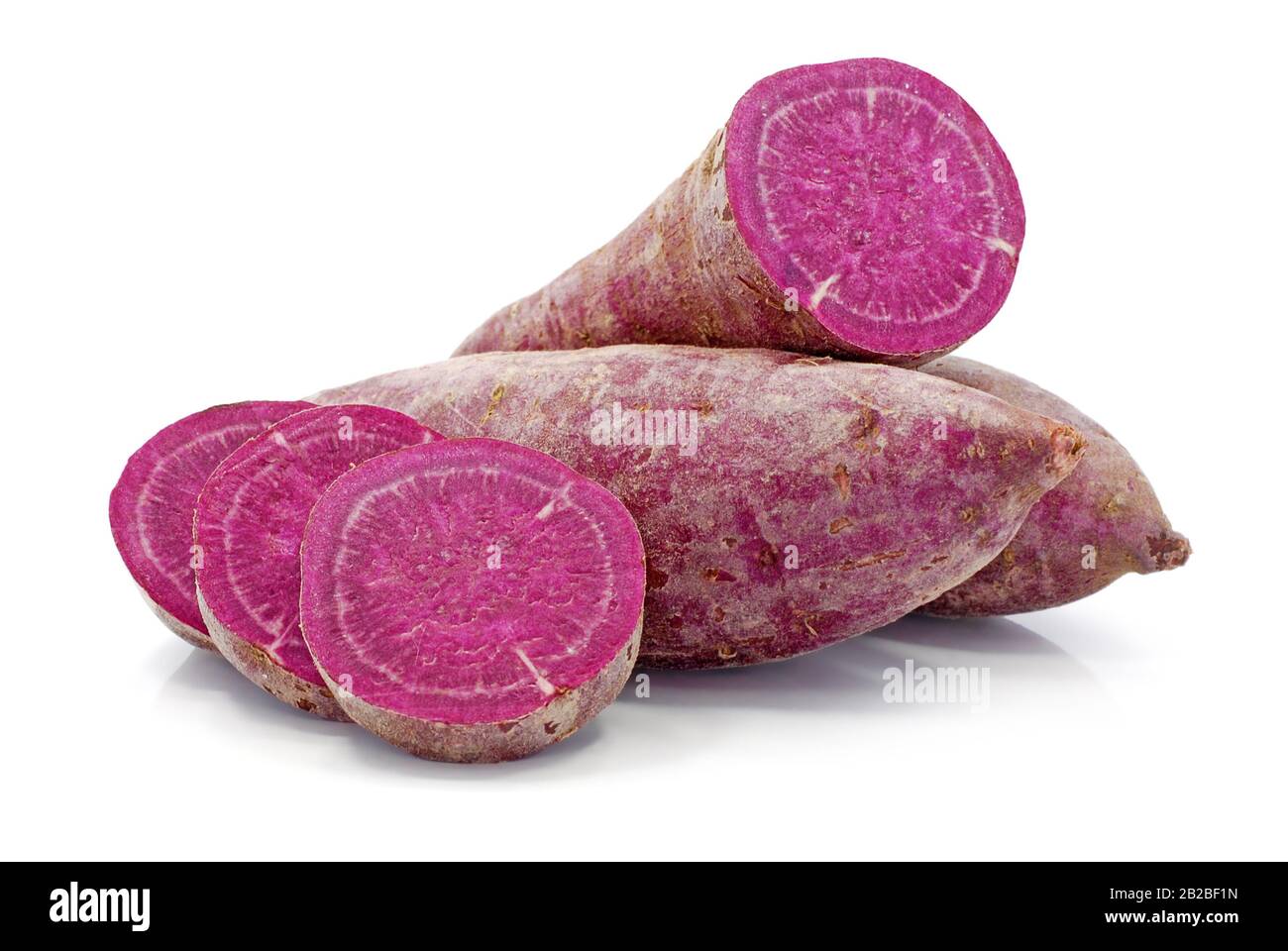 Einzelnes Objekt von Sweet Potato isoliert auf weißem Hintergrund Stockfoto