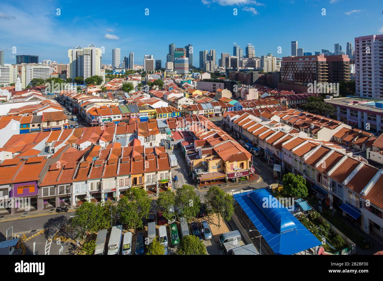 Ein Blick auf die Skyline der Stadt mit einigen Wolkenkratzern, im Vordergrund ist Little India mit vielen flachen Shophouses, Singapur Stockfoto