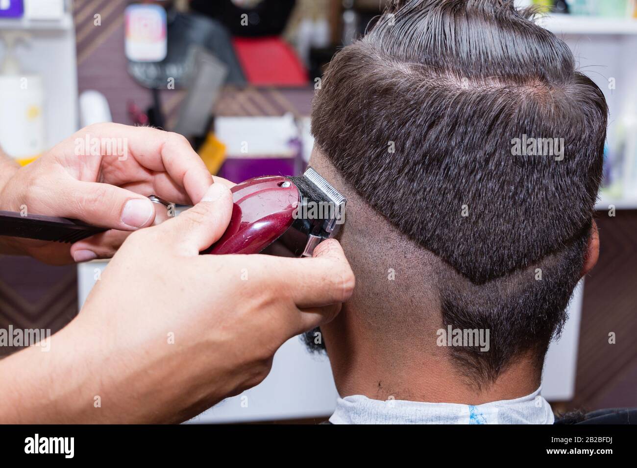 Haarstyling und Grooming für Männer mit Hilfe von Scherenmaschinen und Haarschneidern im Friseursalon Stockfoto