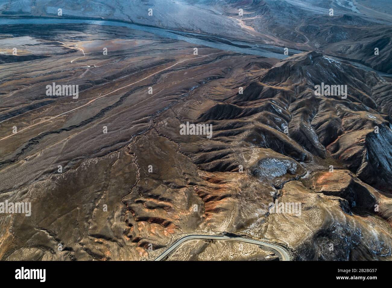 Luftbild der geschwungenen Qilian Bergstraße Stockfoto